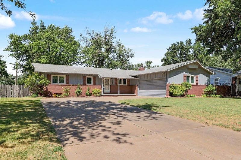 713 N Farmington Dr, Derby, KS 67037