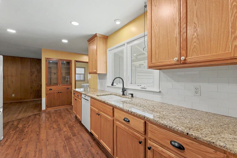 713 N Farmington Dr, Derby, KS 67037