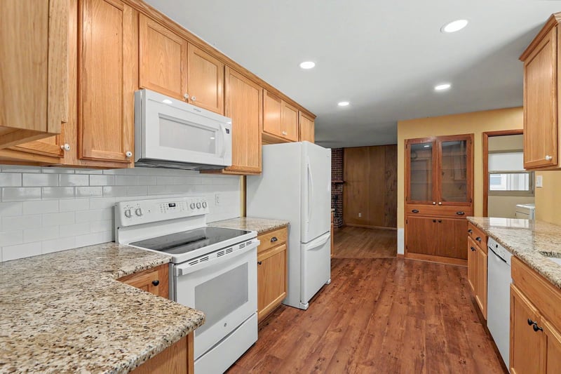 713 N Farmington Dr, Derby, KS 67037