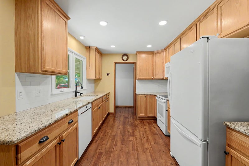 713 N Farmington Dr, Derby, KS 67037