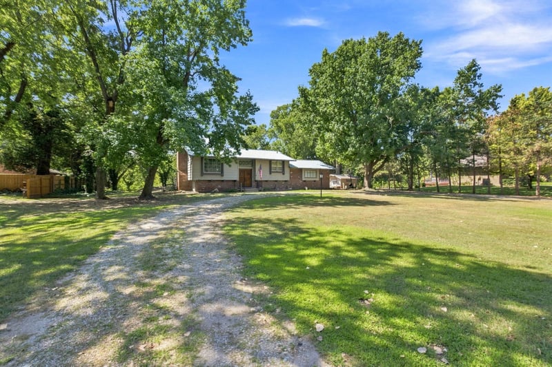 1231 S Sheridan Ave, Valley Center, KS 67147