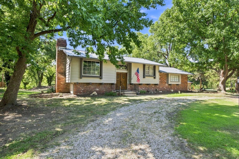 1231 S Sheridan Ave, Valley Center, KS 67147