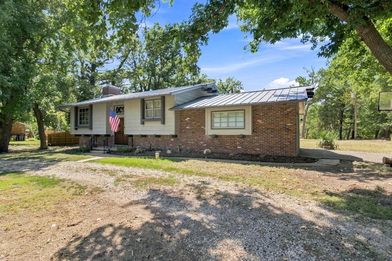 1231 S Sheridan Ave, Valley Center, KS 67147