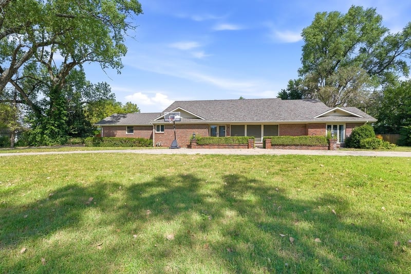 555 S Springlake Ln, Wichita, KS 67230