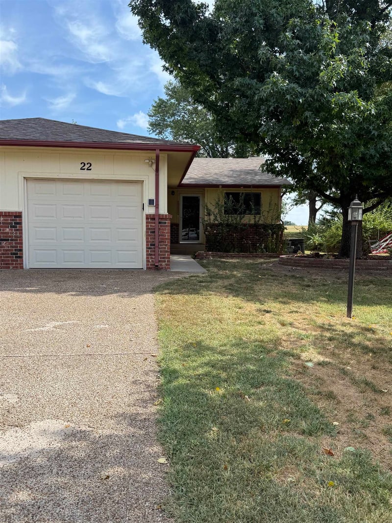 22 N Club House, Augusta, KS 67010