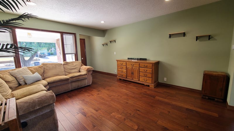 2214 S Pinecrest Ave, Wichita, KS 67218
