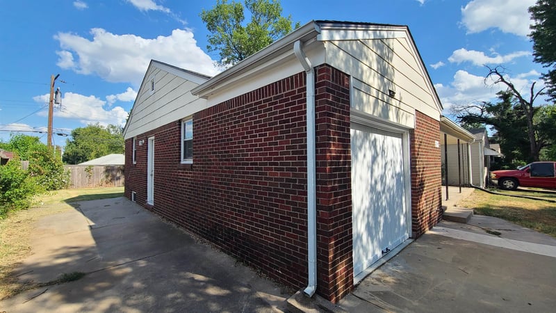 2214 S Pinecrest Ave, Wichita, KS 67218
