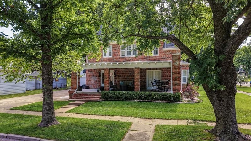 902 E 8th Ave, Winfield, KS 67156