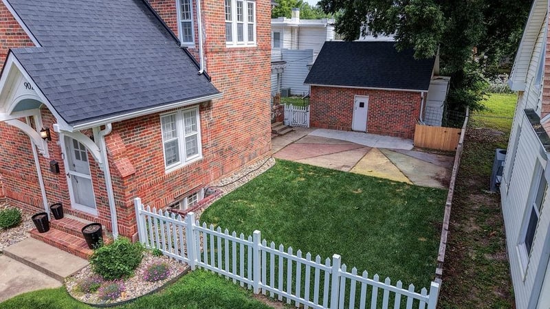 902 E 8th Ave, Winfield, KS 67156