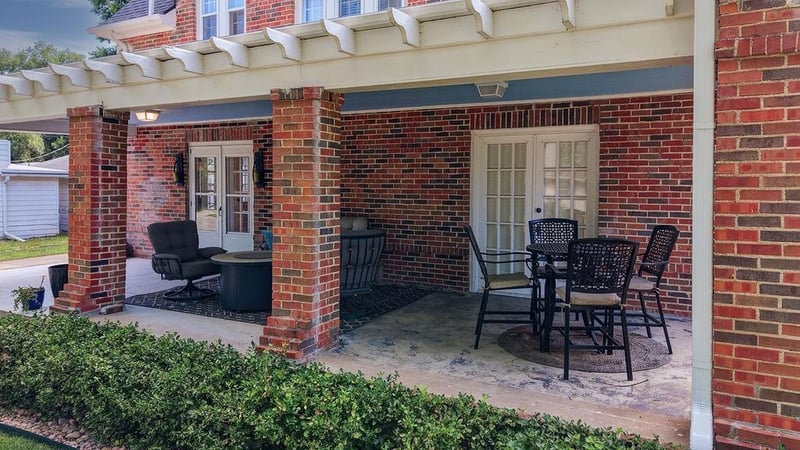 902 E 8th Ave, Winfield, KS 67156