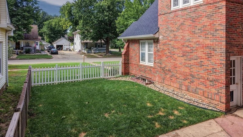 902 E 8th Ave, Winfield, KS 67156