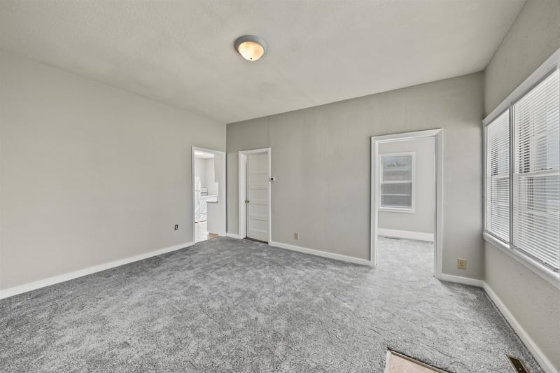 120 W 4th St, Assaria, KS 67416