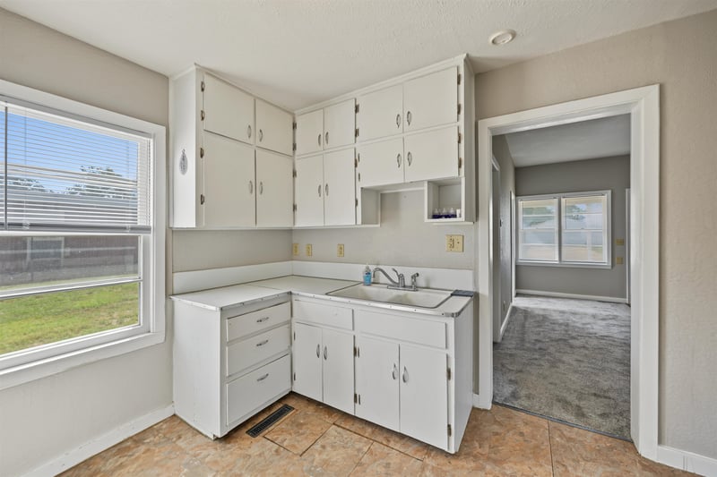 120 W 4th St, Assaria, KS 67416