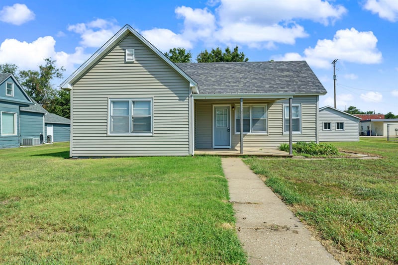 120 W 4th St, Assaria, KS 67416