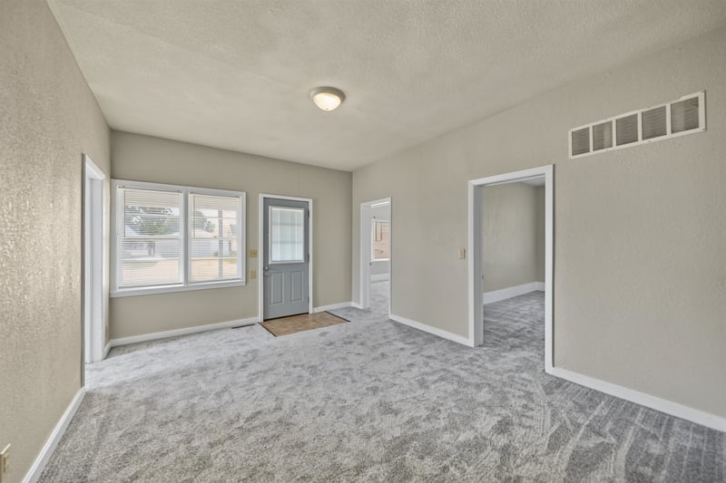 120 W 4th St, Assaria, KS 67416
