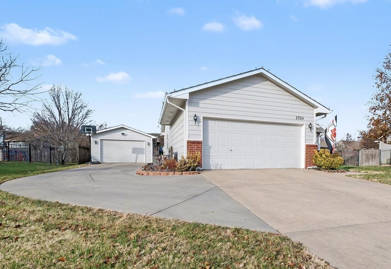 2325 S Leecrest St, Wichita, KS 67209-3047