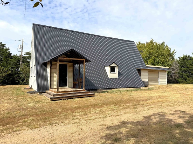 8232 N Prairie Lake Rd, Moundridge, KS 67107