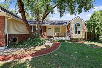 8 E 2nd St Cir, Valley Center, KS 67147
