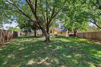 8 E 2nd St Cir, Valley Center, KS 67147