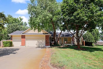 8 E 2nd St Cir, Valley Center, KS 67147