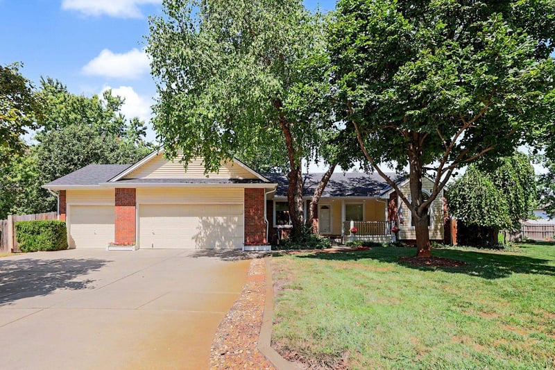 8 E 2nd St Cir, Valley Center, KS 67147