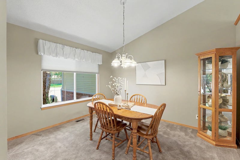 8 E 2nd St Cir, Valley Center, KS 67147