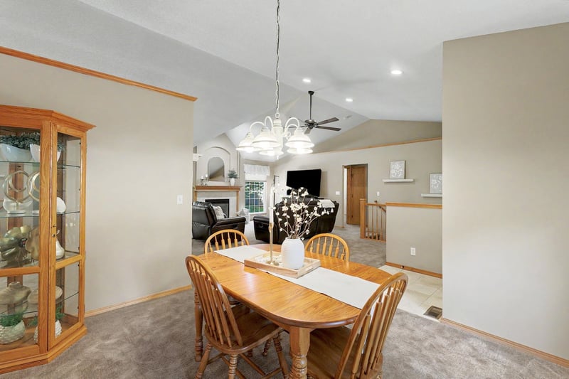 8 E 2nd St Cir, Valley Center, KS 67147