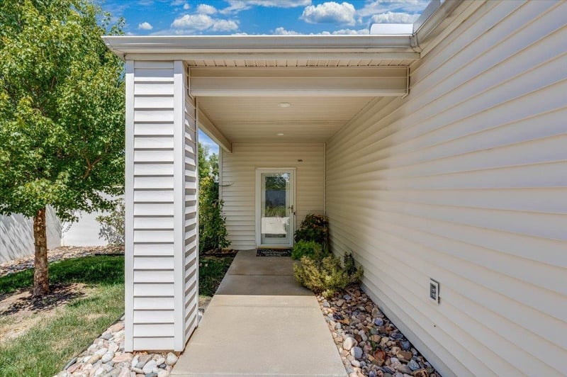 842 N Glenmoor St, Wichita, KS 67206