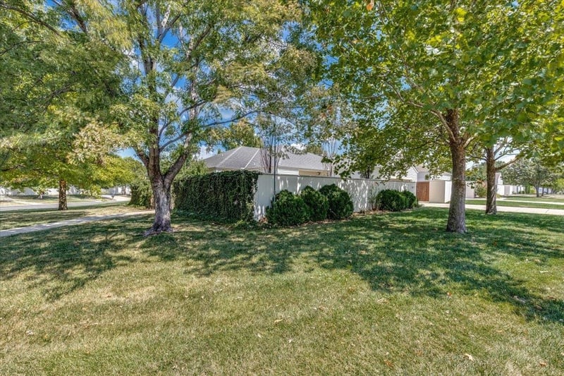 842 N Glenmoor St, Wichita, KS 67206
