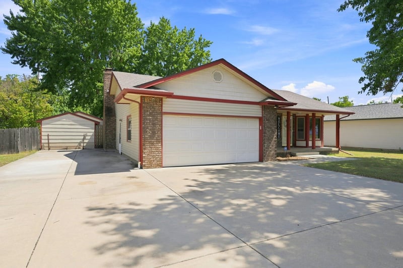 1422 N Tanglewood Ct, Rose Hill, KS 67133