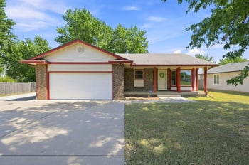 1422 N Tanglewood Ct, Rose Hill, KS 67133