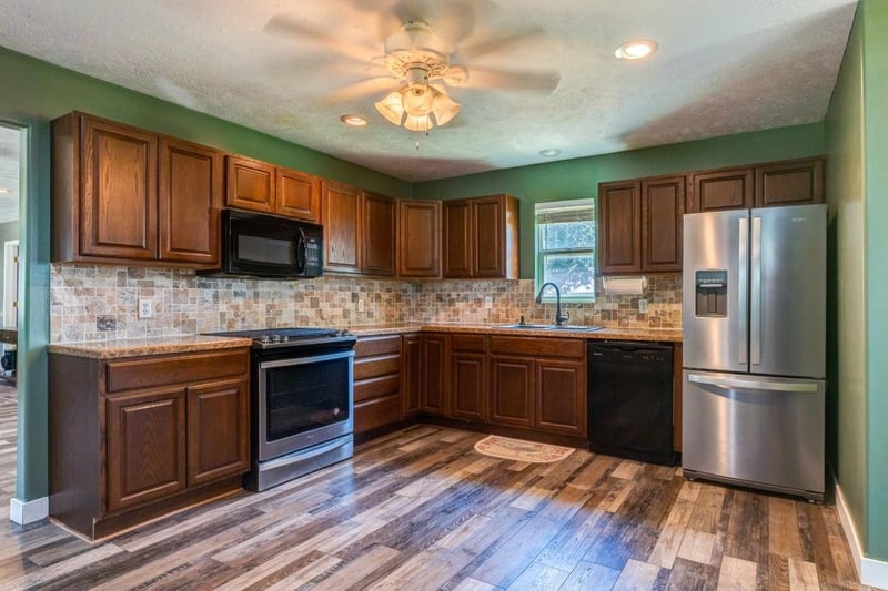 1905 Deer Rd, Abilene, KS 67410