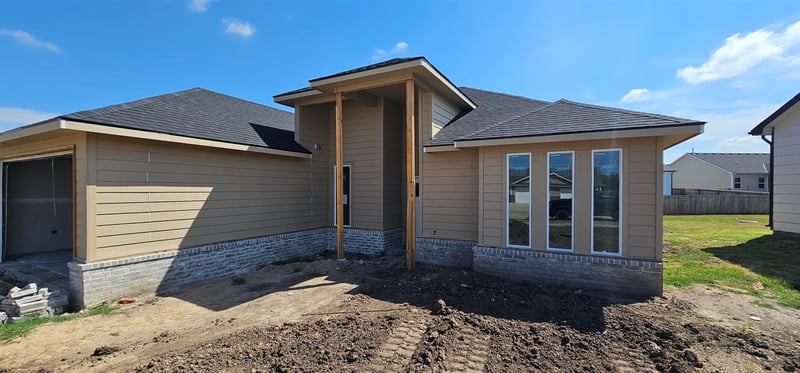 728 N Red Bud Ave, Valley Center, KS 67147
