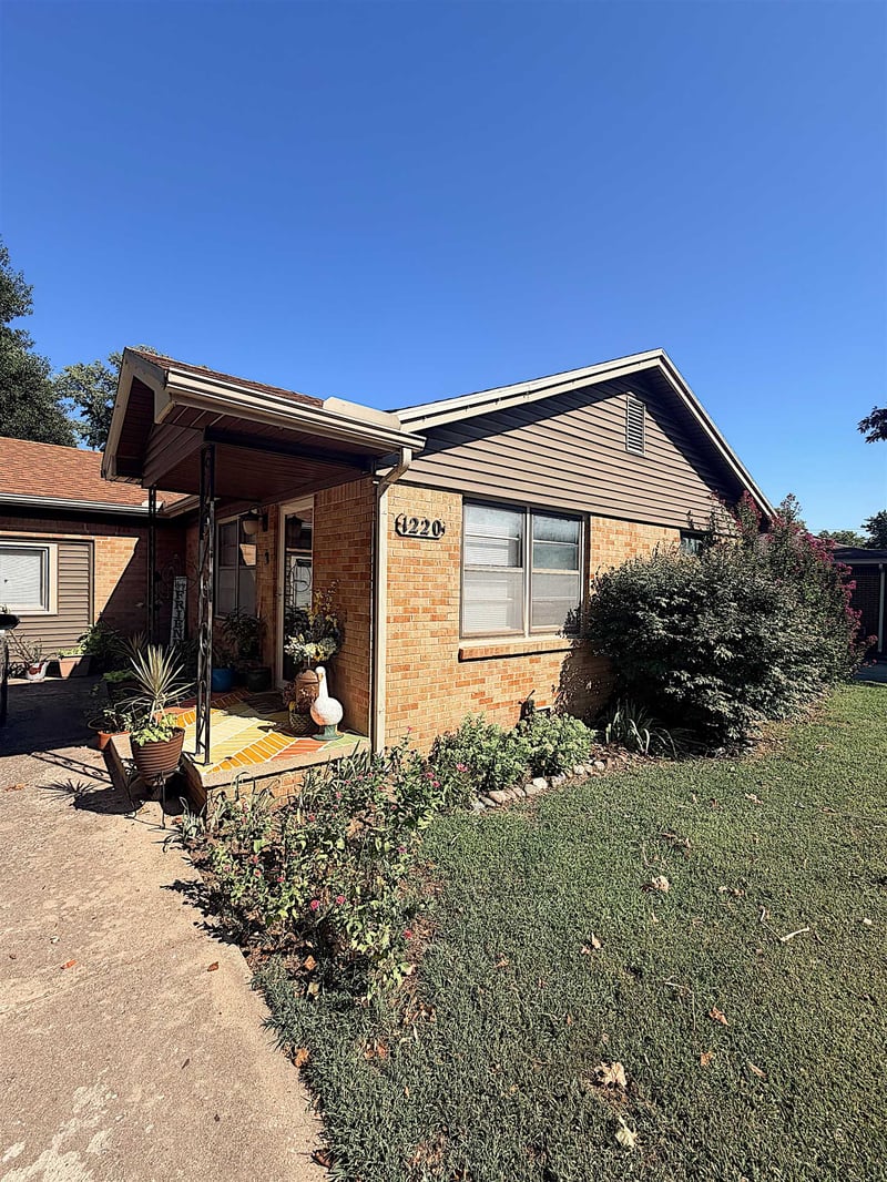 1220 N Lakeview Dr, Derby, KS 67037