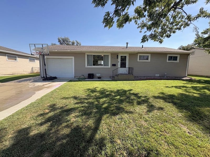 1607 Hickory St, Salina, KS 67401