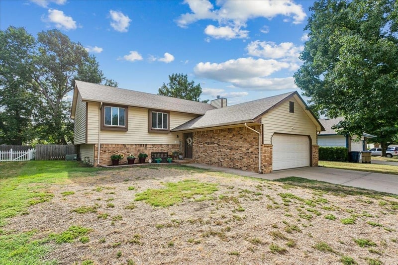 424 N Pine Grove Ct, Wichita, KS 67212