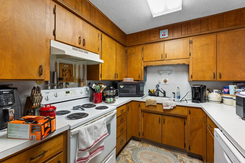 806 S Edwards, Moundridge, KS 67107
