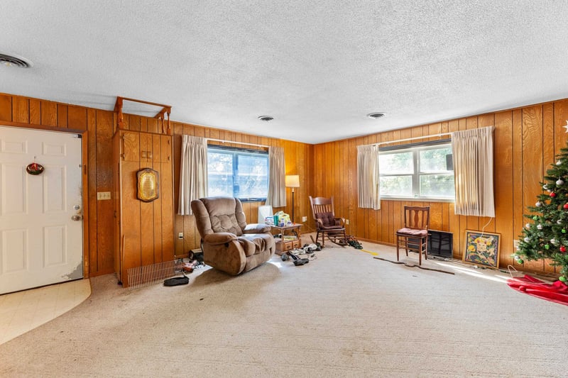 806 S Edwards, Moundridge, KS 67107