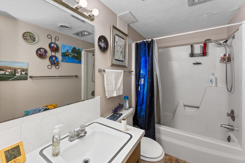 806 S Edwards, Moundridge, KS 67107