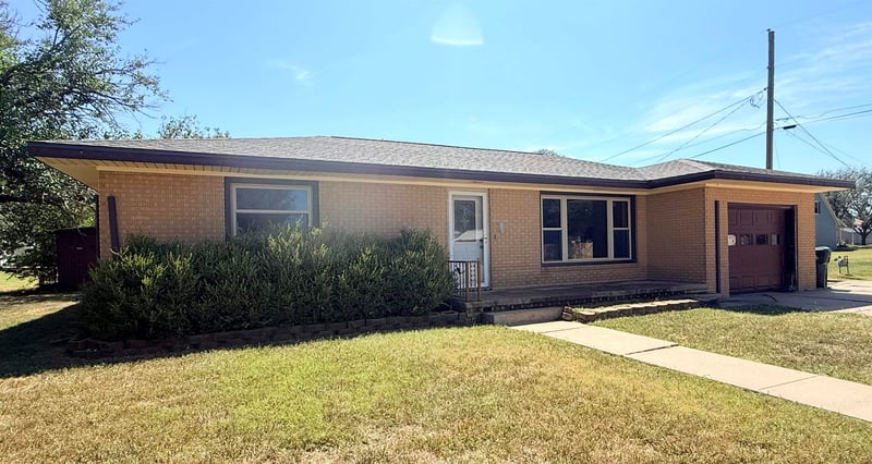 207 E 2nd St, Hillsboro, KS 67063