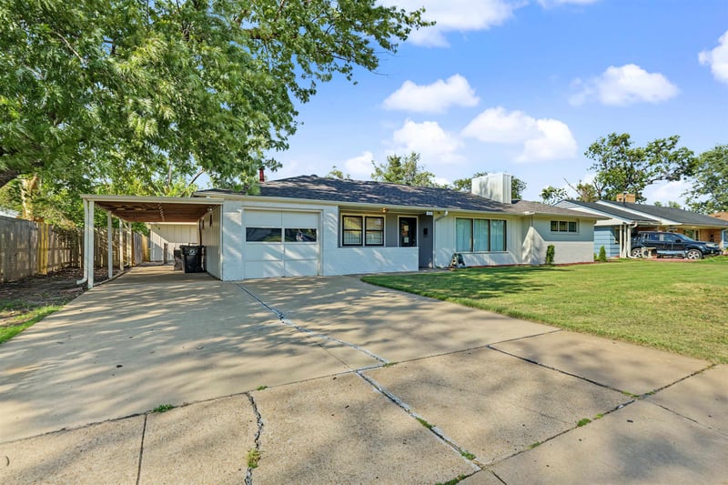 611 Morningside Dr, Salina, KS 67401