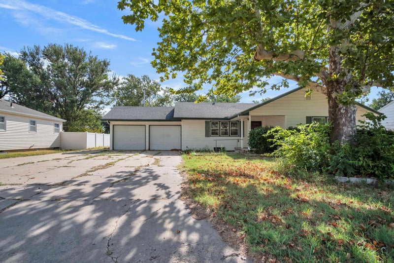 1208 Grandview Ave, Newton, KS 67114