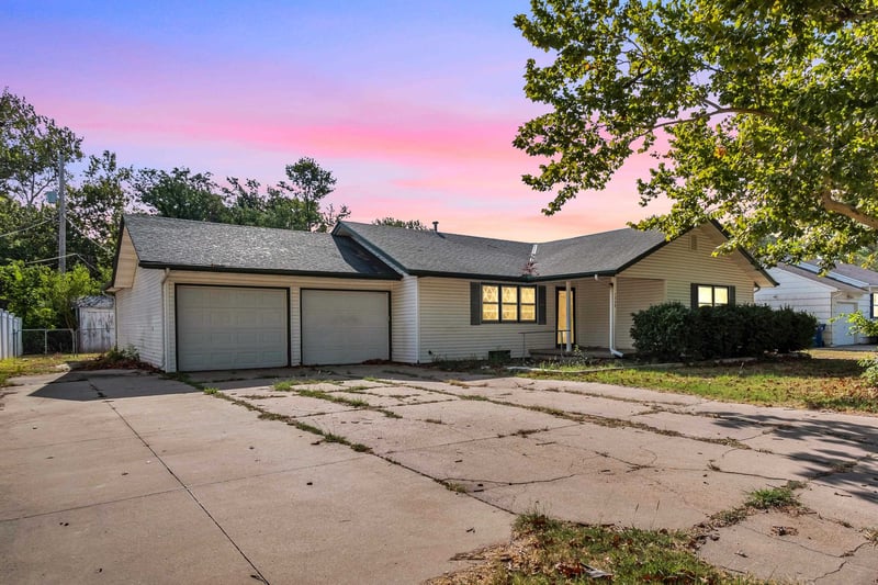 1208 Grandview Ave, Newton, KS 67114