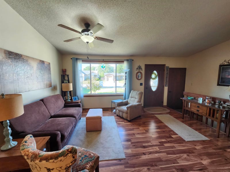 909 E 52nd St S, Wichita, KS 67216
