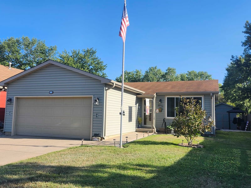 909 E 52nd St S, Wichita, KS 67216