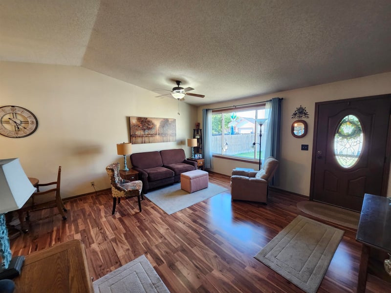 909 E 52nd St S, Wichita, KS 67216