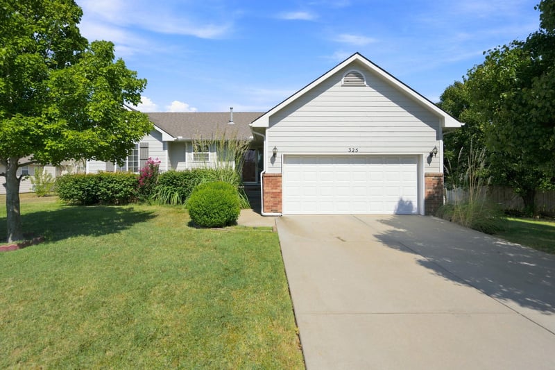 325 N Clay Cir, Wichita, KS 67206