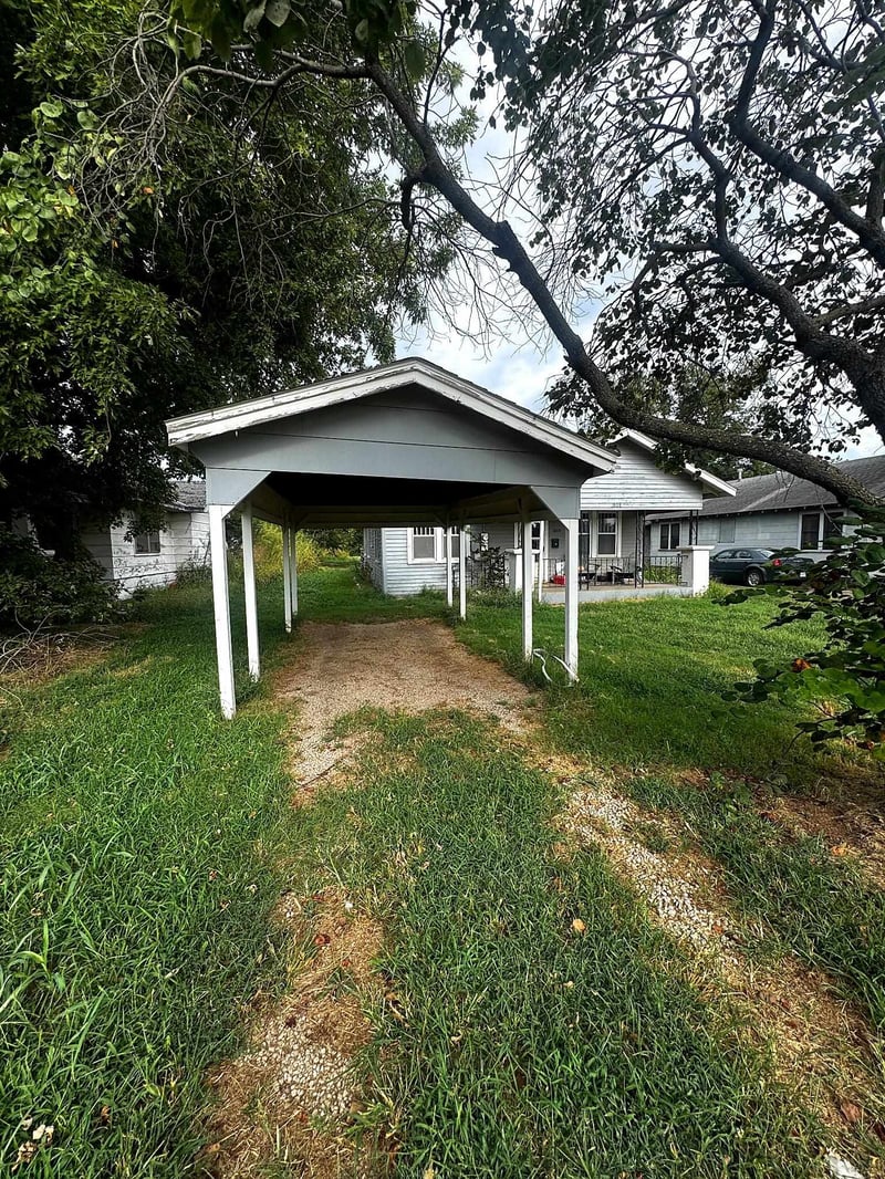 1808 S Fall Creek Rd, Caldwell, KS 67022