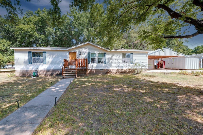 1010 E 1st, Winfield, KS 67156