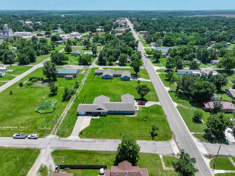 1122 N Main #113 E 12th, Eureka, KS 67045